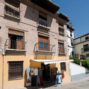 https://spacious-sunny-and-quiet-albayzin-apartment.es-andalucia.com